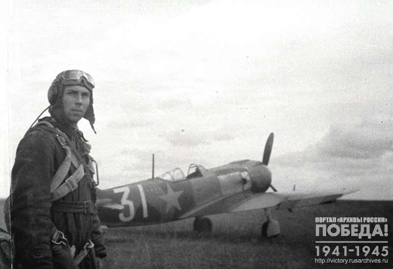 Капитан А. Максименко возле самолета, построенного на средства, собранные пионерами г. Арзамаса