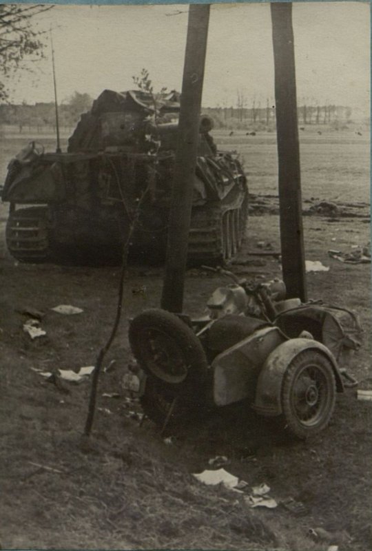 Фотография: Разгром группы немецких войск юго-восточнее г. Берлина. На полях битвы - тысячи вражеских трупов и разбитая немецкая техника