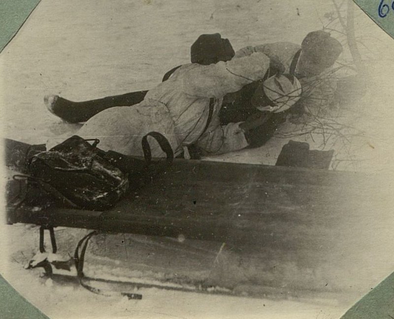 Фотография: Орденоносцы санинструктор Зюнькин и санитар Павлов делают перевязку раненому на поле боя