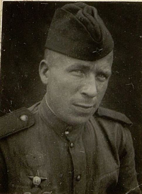 Фотография: Гвардии красноармеец Минин А.М. Командин пулеметного расчета 3 пулеметной роты