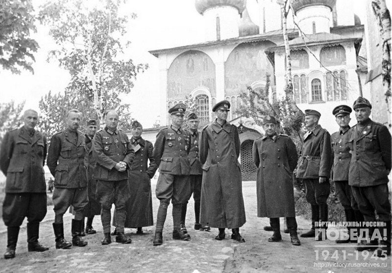 Итальянские и немецкие генералы – заключенные лагеря № 160 за беседой с сотрудниками управления лагеря капитаном Рабиновичем на территории лагеря: в центре – фельдмаршал фон Паулюс