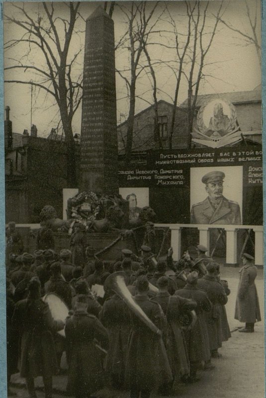 Фотография: У памятника в г. Бунцлау