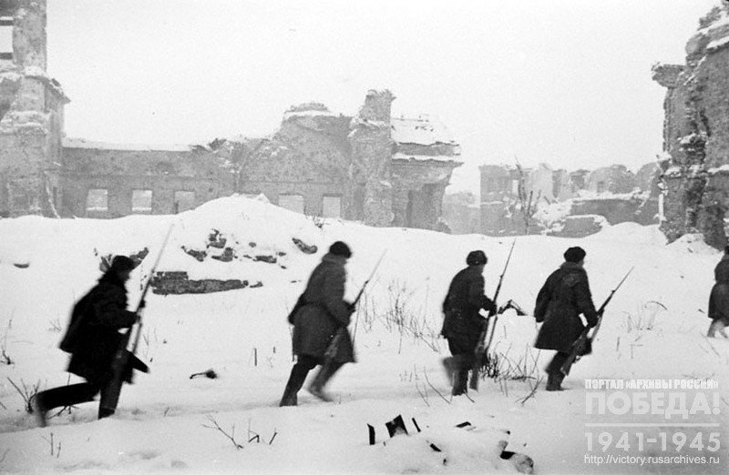Soldiers advancing through the Schlisselburg fortress