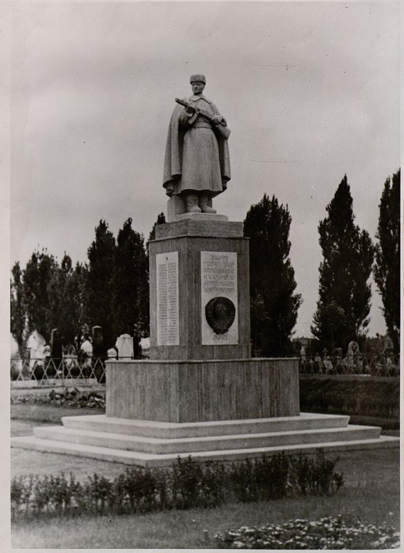 Image: Monument at a separate mass grave (Uypest district, Mederi street)