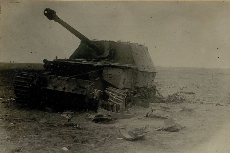 Фотография: Самоходное орудие "ФЕРДИНАНД" подбито на выс. 257,1  8 батареей 100 гаубичной артиллерийской бригады большой мощности (КГАБр БМ); прямым попаданием 203-мм снаряда - разбита левая гусеница 9.7.43