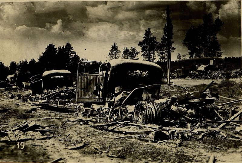 Image: Left cars out of 12 cars burned by attack aircraft in the Belynichi area (Mogilev-Minsk highway)