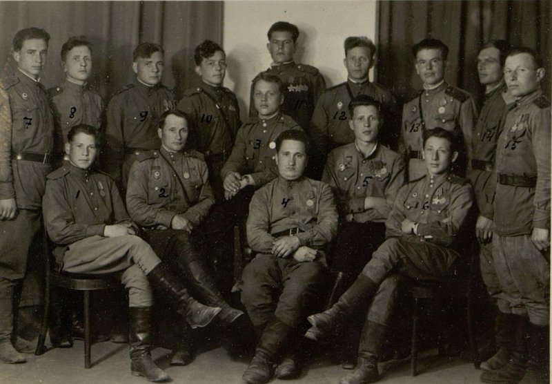 Фотография: 1. Младший сержант Рукавишников А.И. 2 сержант Комаров В.П. 3 командир взвода пешей разведки мл. лейтенант Моховиков А.И. 4. красноармеец Фролов В.Я. 5. сержант Харин С.П. 6. Старший Сержант  Петров А.С. 7. сержант Петров Н.К. 8. сержант Сенцов И.А. 9. сержант Бармин А.П. 10. Младший сержант Евграфов М.Н. 11. старшина Писарев Н.П. 12. красноармеец Кафпанов С.Щ. 13. сержант Андрусенко А.Ф. 14. красноарм. Руденко Н.Д. 15. красноармеец Гриневич П.П.