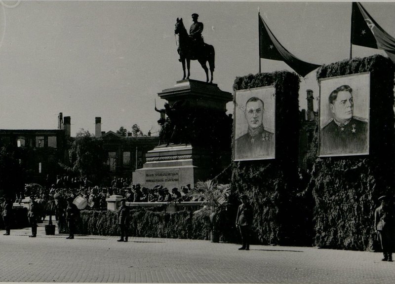 Фотография: Встреча воинов-победителей Красной Армии на площади Царь Освободитель г. София