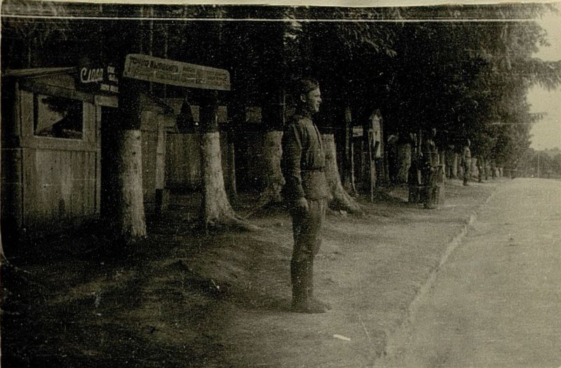 Фотография: Лагерь в лесу. После тяжелых боев бойцы выстроили домики, где можно свободно отдохнуть