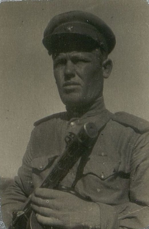 Фотография: Мл. лейтенант товарищ Симонов в дни боев с японскими захватчиками связал свою судьбу с большевистской партией