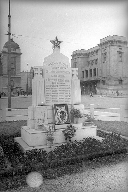 Обелиск на могиле советских воинов