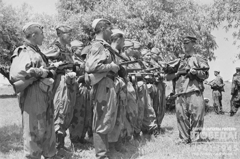 Commander of the unit of airborne submachine gunners of the Lieutenant Sakharulidze paratrooper detachment explains to the soldiers the task of reconnaissance mission in a tactical exercise