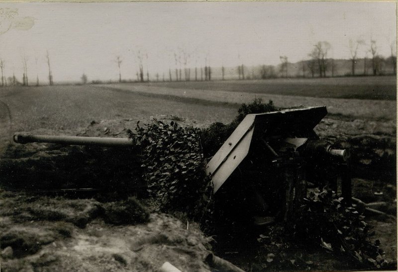 Фотография: 88 м/м орудие подбитое нашей артиллерией в районе г. Форст 17.4.45 г.