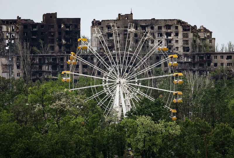 Ситуация в Артемовске. Россия. ДНР. Артемовск. Вид на жилые дома и колесо обозрения