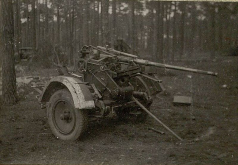 Фотография: 150 м/м 2х орудийная батарея уничтоженная нашей артиллерией 27.4.45г. в лесу в районе Тейров