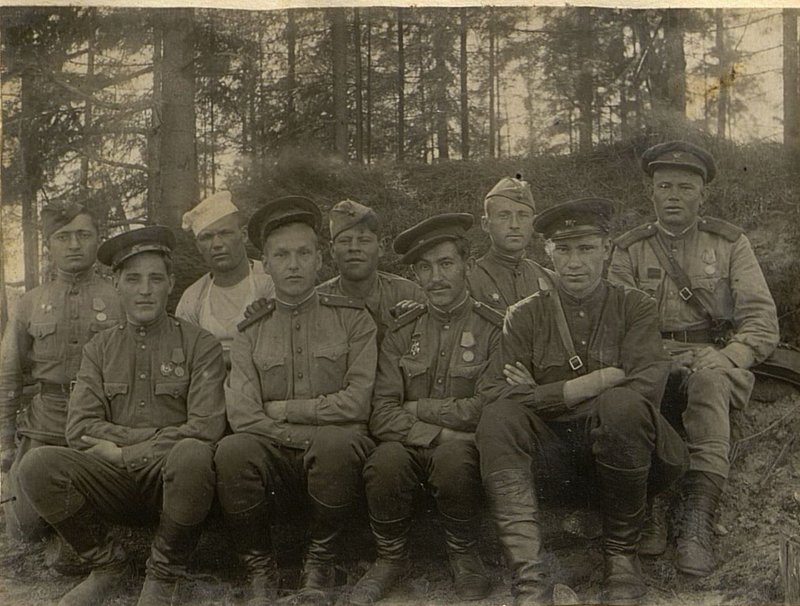 Фотография: Начальник санитарной службы майор Капутин и лейтенант медицинской службы Богданов, кавалер ордена Отечественной войны среди группы санитар