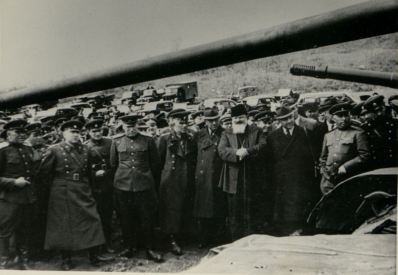 Фотография: Генерал-полковник товарищ Бюрюзов вручает ордена Советского Союза болгарским генералам и офицерам