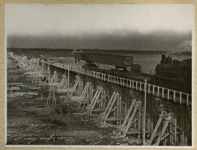 Фотография: Консольный кран после укладки очередного пролетного строения