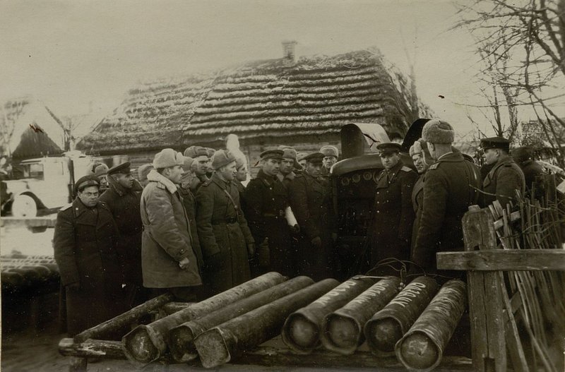 Фотография: Помощники командиров Батальона аэродромного обслуживания на 3-х дневных сборах. Изучение работы компрессора