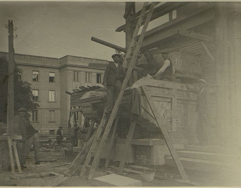 Фотография: Укладка арматуры танка