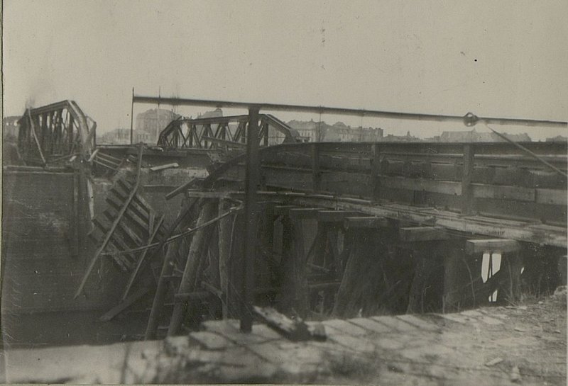 Фотография: Общий вид разрушенного 2-го пролета моста через реку Сибина