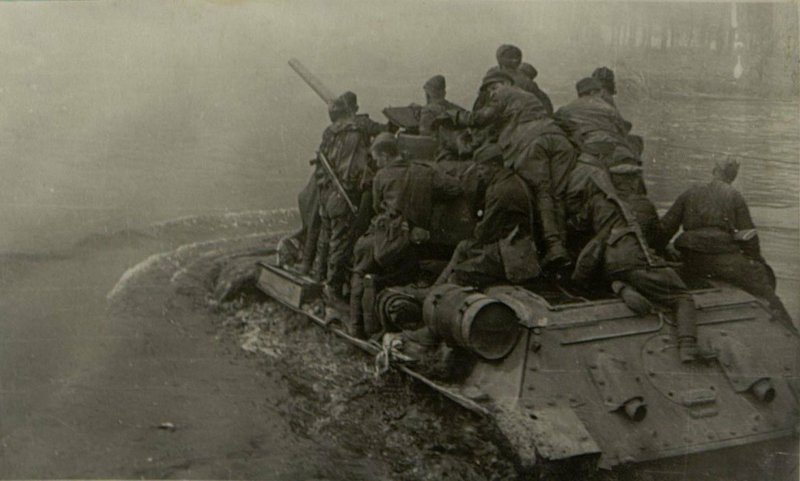 Фотография: Танкисты дважды Героя Советского Союза полковника Якубовского переправляются через Шпрее