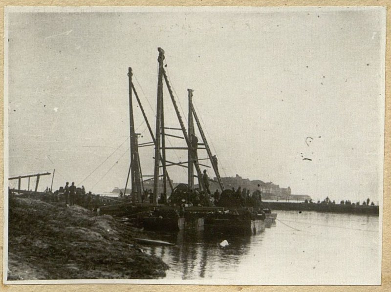 Фотография: Сборка электрострелковых позиций на понтонах
