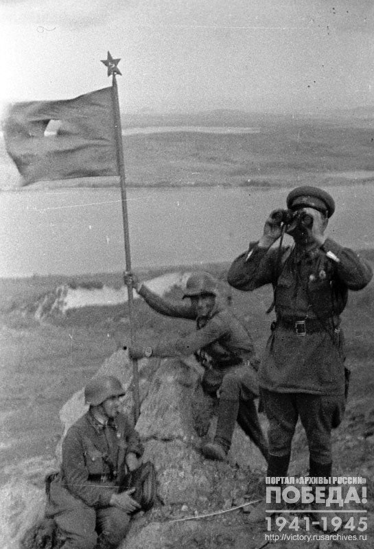 Бойцы устанавливают знамя победы на сопке Заозерная