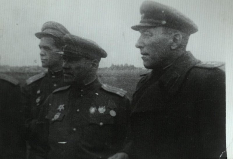 Командующий 1-й гвардейской танковой армией генерал-полковник М.Е. Катуков (1-й справа) на вручении 191-му авиаполку Гвардейского Знамени