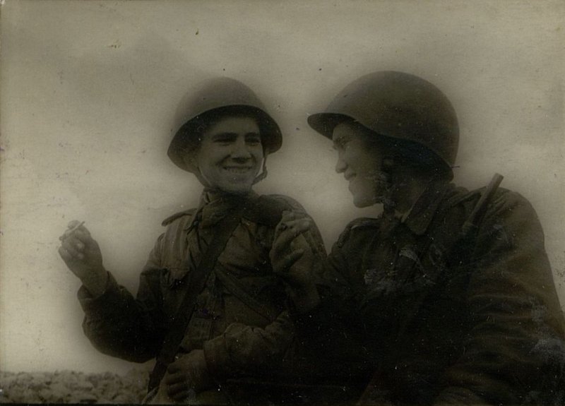 Фотография: Смело и решительно действовали в бою связисты красноармеец Кривов и ефрейтор Иванов