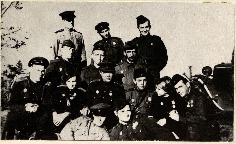 Фотография: Санитарная часть полка. В центре во втором ряду сидит старший врач полка Моисеев, слева во 2 ряду капитан Панченко, начальник вещевого снабжения