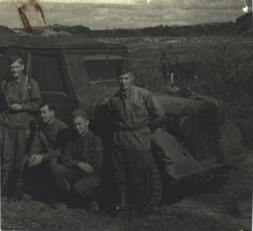 У трофейной немецкой автомашины, захваченной артиллеристами-разведчиками 94-го гвардейского артиллерийского полка. Слева направо