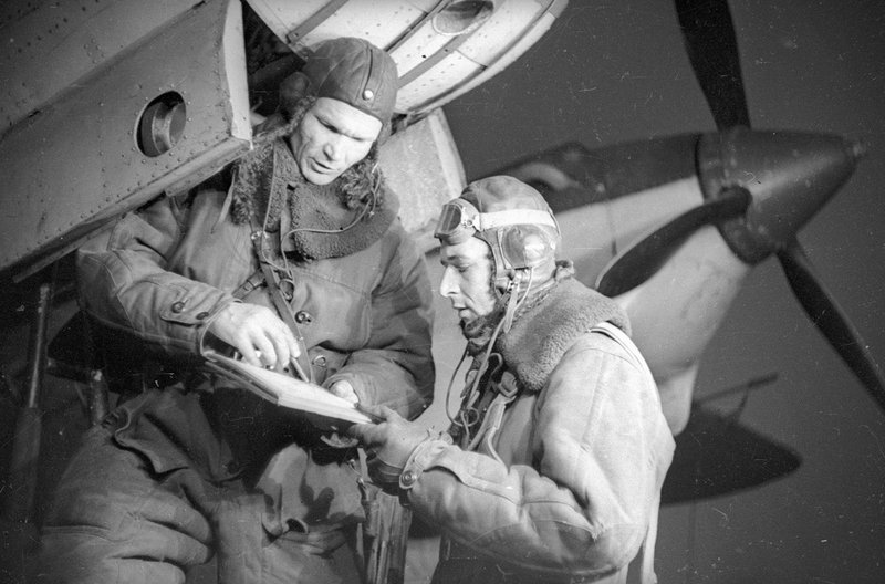 Геннадий Шальнов (погиб в 1942 при выполнении задания) и Владимир Левитан. Кольский п-ов