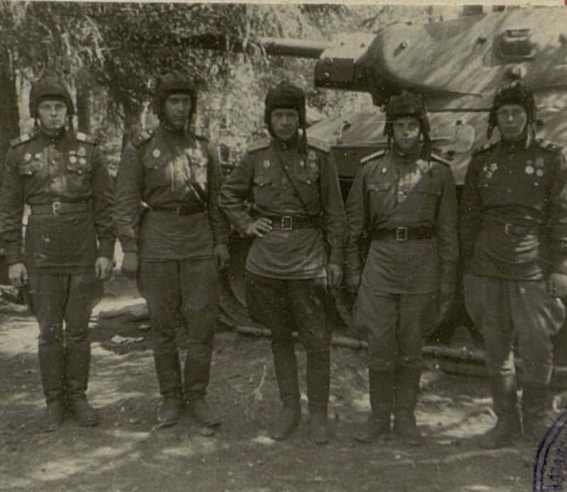 Фотография: Экипаж Командира роты старший лейтенант Горохова (слева направо) Командир башни старший сержант Гришин, мех. вод. старший сержант Драчев, Командир роты Старший лейтенант Горохов, Командир танка лейтенант Сорокин, радист старший сержант Шишкин