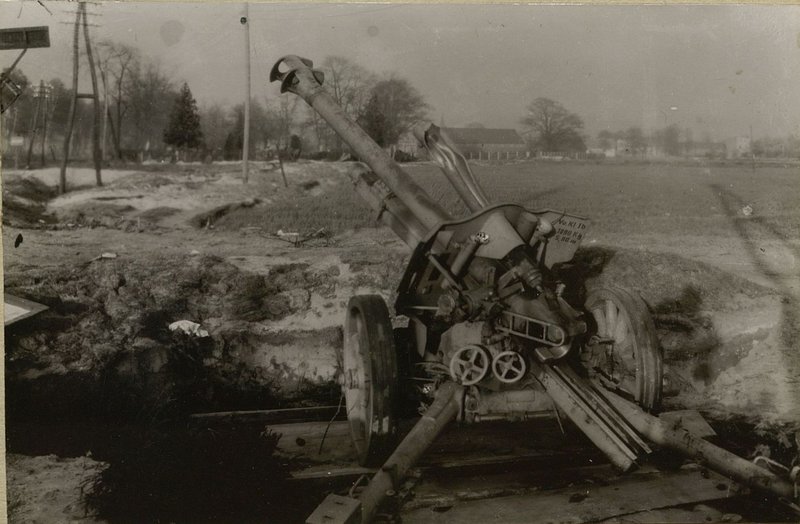 Image: 105 m / m 3rd gun battery (spotted 2 sound ranging battery) and destroyed by artillery fire from 40 guards. Gun artillery brigade 16.4.45 in the district of Forst