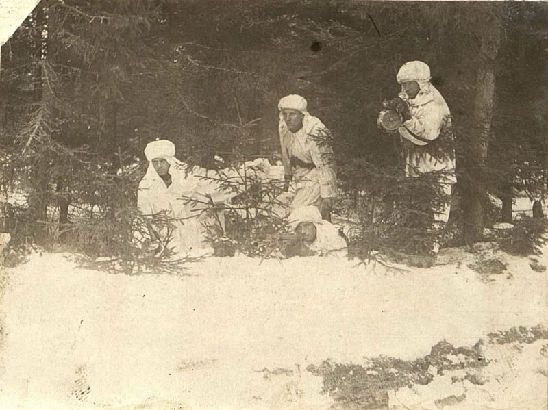 Фотография: Группа разведчиков под командой лейтенанта Меркурьева выходит в ночной поиск