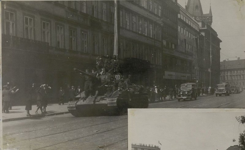 Фотография: Жители г. Праги приветствуют проходящие части 3 Гвардейской танковой Армии