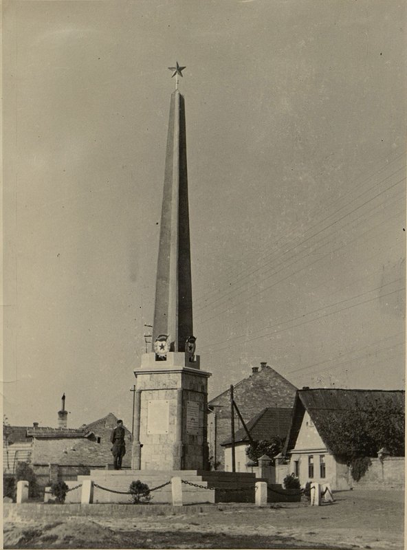 Фотография: г. Пакш. Памятник-монумент гером, форсировавшим реку Дунай