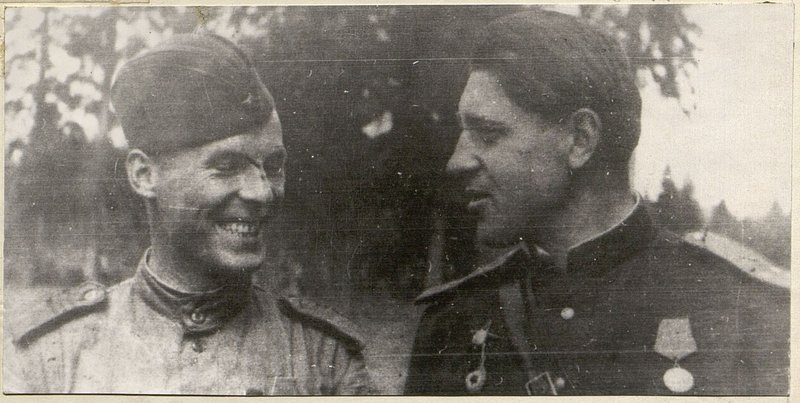 Фотография: Ветераны полка: гвардии сержант Виноградов и командир огн. взвода Тимохих Семен Семенович