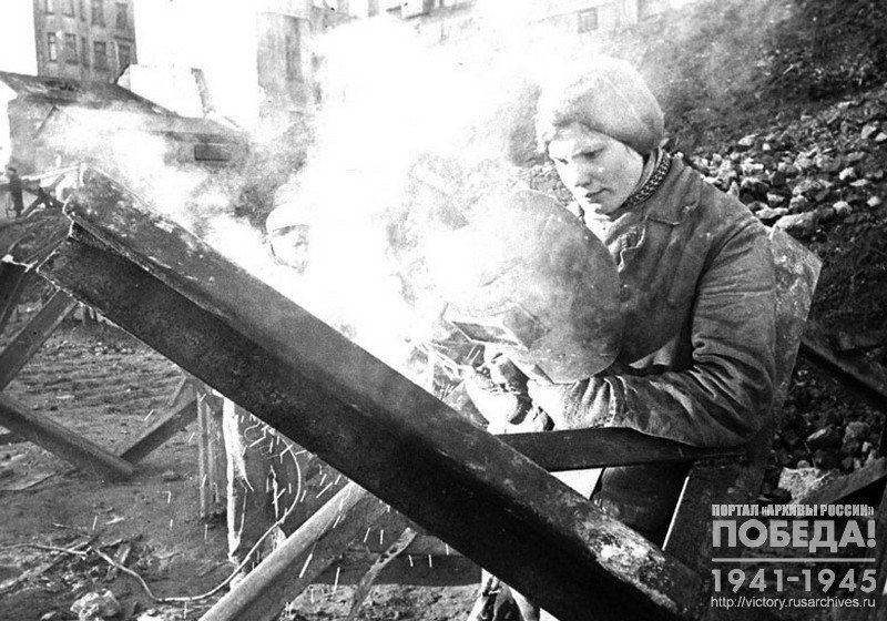 Сварщицы за сваркой «ежей» для противотанковых заграждений
