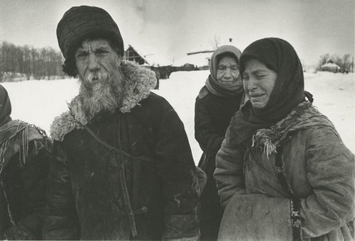 Жители подмосковной Истры после освобождения. 1941 г