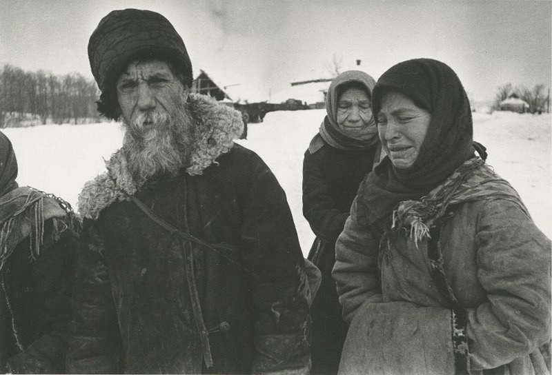 Жители подмосковной Истры после освобождения. 1941 г