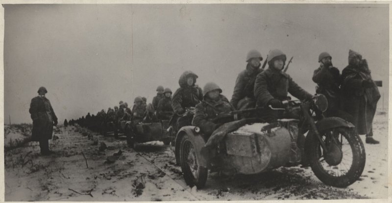 На подступах к Москве. Мотоциклисты отправляются на боевую операцию.