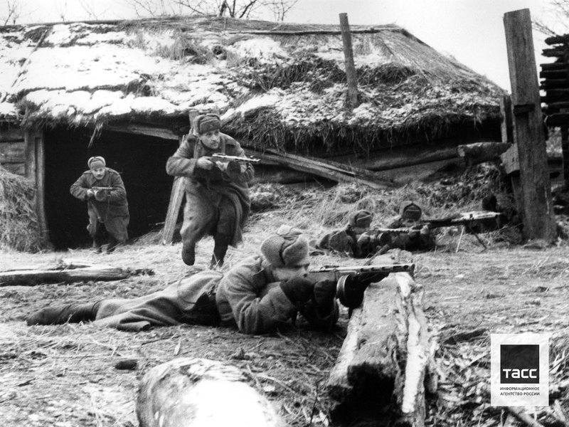 Soviet infantrymen fighting with the German invaders for some settlement, 1943. Photo by Leonid Velikzhanin/TASS