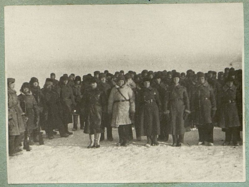 Фотография: Группа награжденных, построенная на митинге, посвященном вручению правительственных наград