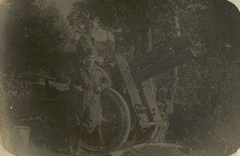 Image: At the trophy gun. Summer 1942