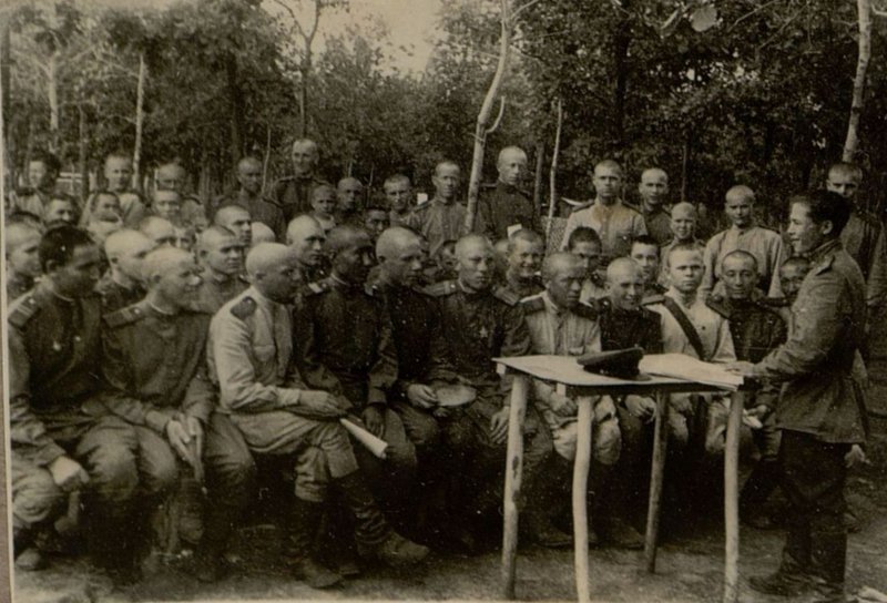 Image: Conducting classes in the 17th guard company