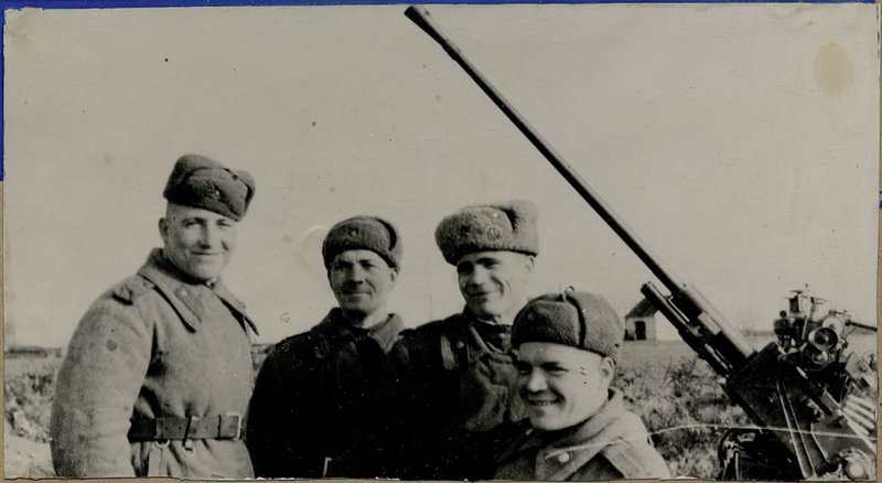 Фотография: Командиры орудий 2 батареи, стрелкового батальонаившие за силезскую операцию 25 самолетов противника: Старший Сержант  Кротов В.В. Младший сержант Мишакин А.И. сержант Хижняк П.В. Старшина Чучукалов А.Г.
