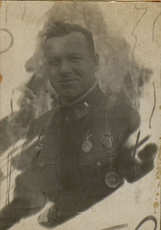 Фотография: Неумыващенко Г.Г. Командир артиллереи парка, капитан товарищ Неумыващенко Г.Г. Его подразделение обеспечивало своевременную доставку боеприпасов на огневые позиции. За проявленную бдительность в поимке крупного иностранного шпиона в с. Брянка, товарищу Неумыващенко объявлена благодарность.