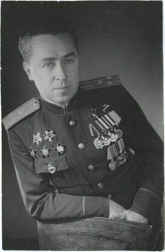 Мазурук И. П., полковник, Герой Советского Союза, командир первой перегоночной авиадивизии. 1944 г.